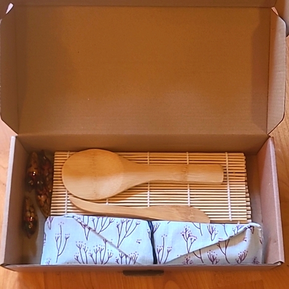 NWOT Sushi Rolling kit - Picture 7 of 8